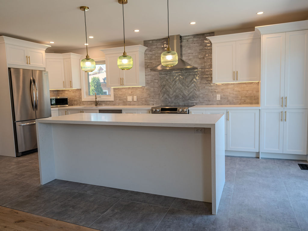 Classic Shaker White Kitchen Cabinets